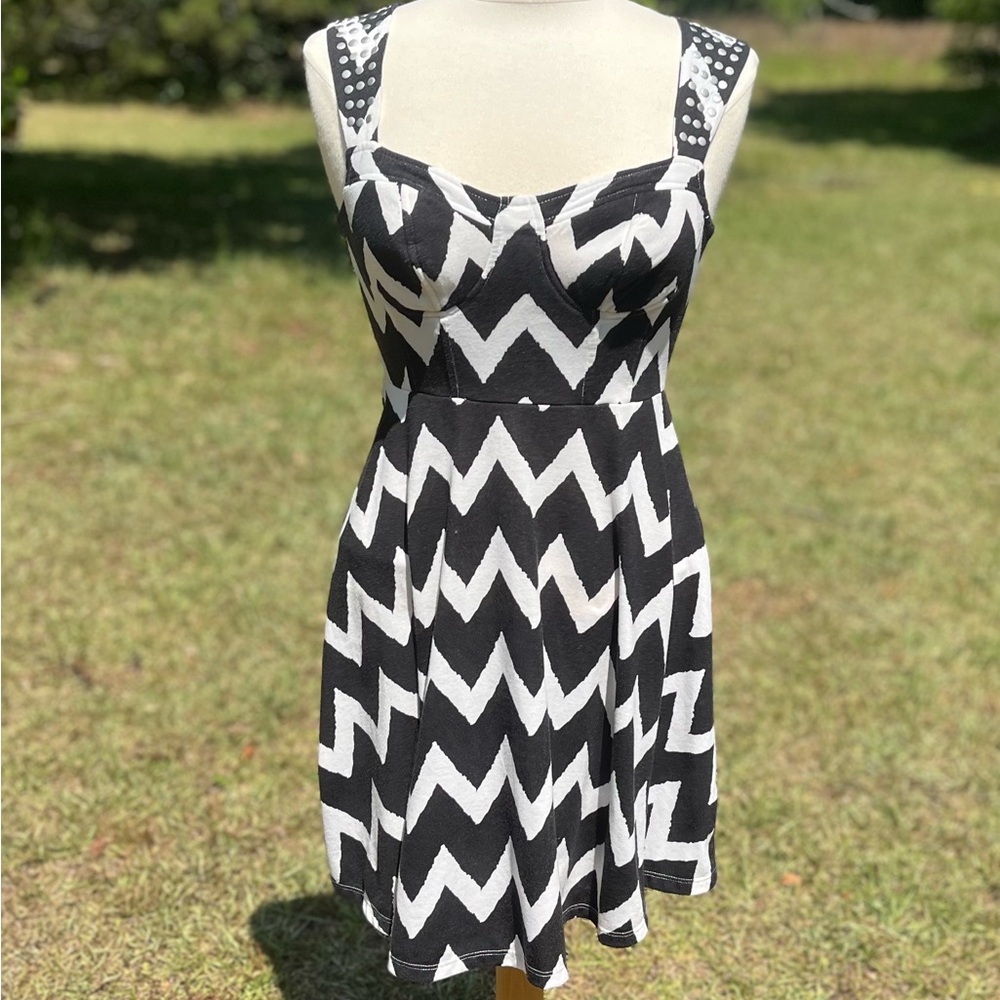 Love, Fire Black & White Chevron Striped Sleeveless Midi Dress Size Small
